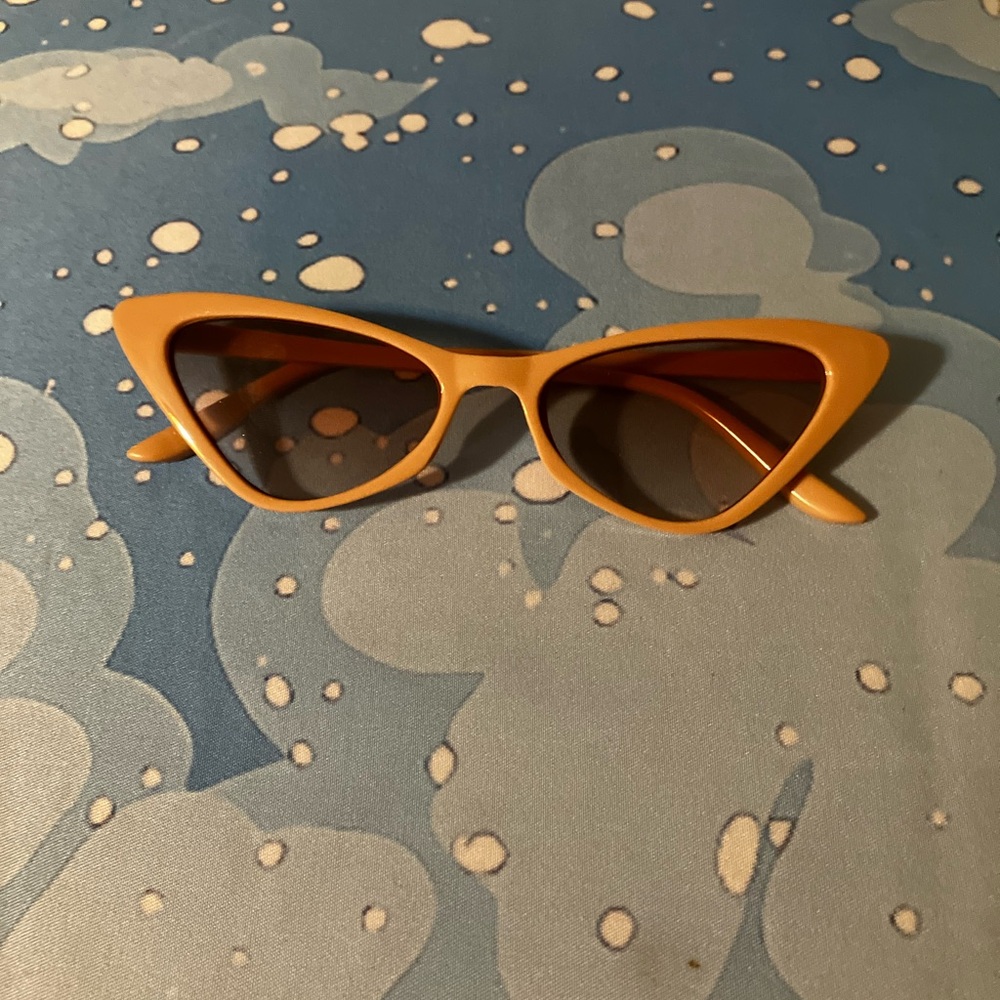 Cat Eye Women's Sunglasses in Pale Pink with Tea Lenses
